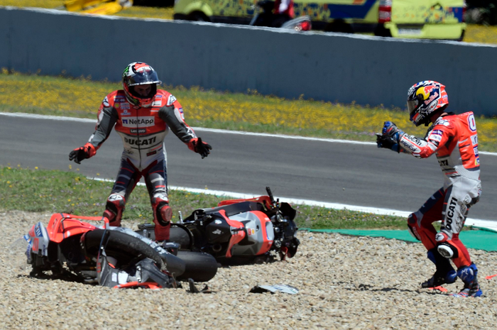 Jorge Lorenzo dan Andrea Dovizioso usai ditabrak oleh Dani Pedrosa di Jerez