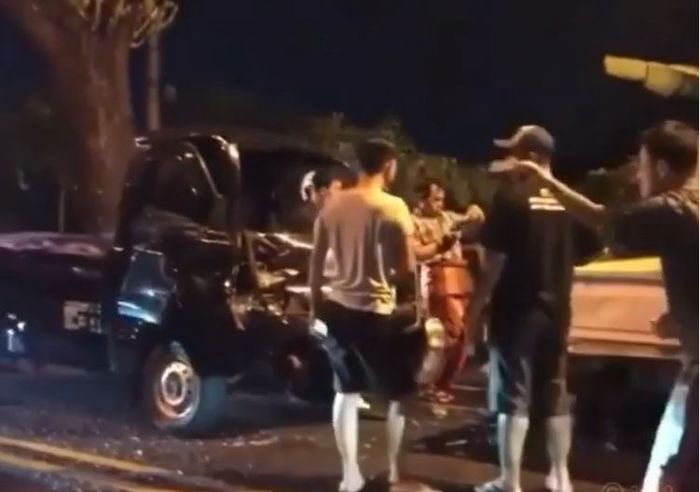 Kondisi Suzuki Carry pikap usai dihantam Daihatsu Gran Max di Jl Letjen S Parman, kota Semarang, Jawa Tengah