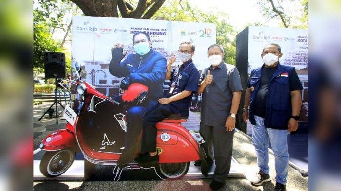 Wali Kota Bandung Oded Muhammad Danial (tengah), Wakil Wali Kota Bandung Yana Mulyana (kanan) didampingi Pemimpin Redaksi Tribun Jabar Tatang Suherman berfoto bersama seusai peresmian Foto 3 dimensi di Taman Dewi Sartika, Balai Kota Bandung, Selasa (29/9). Foto 3 dimensi merupakan upaya mendekatkan dengan masyarakat dengan berfoto. 