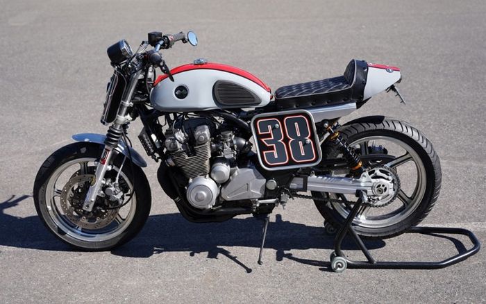 Ubahan Kawasaki Zephyr 550 ini banyak di bodywork