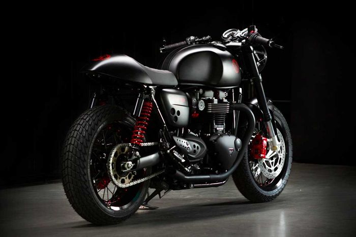 Triumph Thruxton RS cafe racer yang terlihat agresif