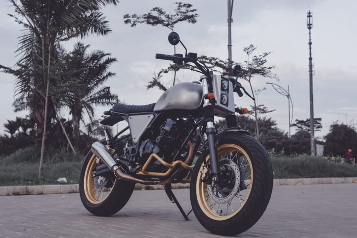 Street scrambler berbasis Yamaha Scorpio, simpel namun berkarakter.