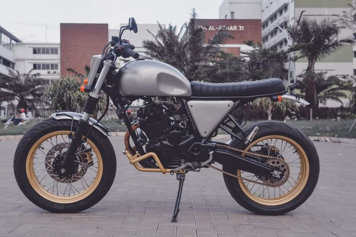 Street scrambler berbasis Yamaha Scorpio, simpel namun berkarakter.