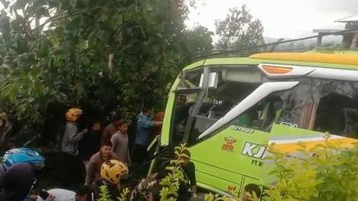 Bus Pariwisata PO KJM Putra kecelakaan beruntun tabrak enam kendaraan di Wonosobo, Jawa Tengah