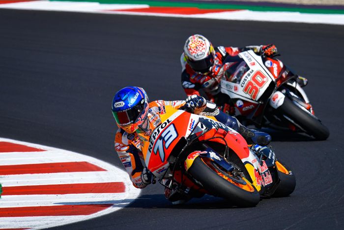 Pembalap MotoGP menggunakan gaya line in saat menikung (dalam foto: Alex Marquez dan Takaaki Nakagami, MotoGP 2020)
