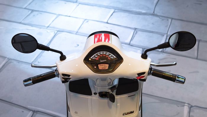 Vespa GTS 300 HPE Racing Sixties pakai spidometer model lama agar aura klasiknya lebih terasa