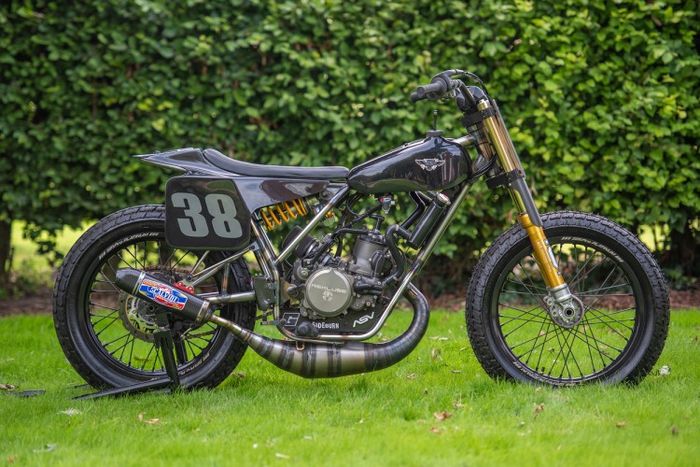 Rangka flat tracker ini full kustom dengan kaki-kaki premium