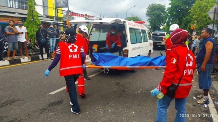 Petugas melakukan evakuasi terhadap korban yang mengalami lakalantas di Jl Magelang 7,8 pada Sabtu (3/10/2020) pagi. Empat orang dinyatakan tewas akibat insiden itu. (dok.Istimewa)