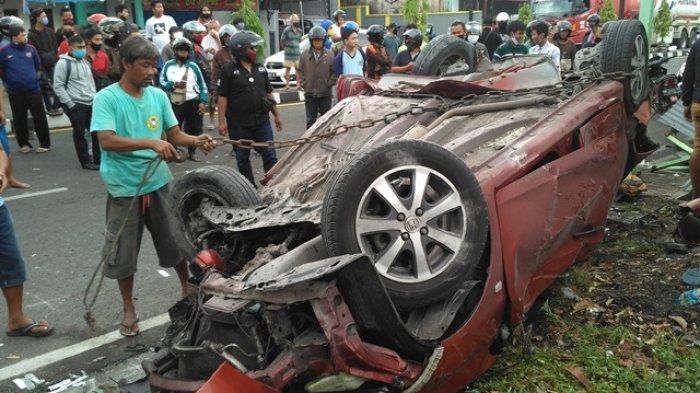 Satu unit Honda Mobilio ringsek setelah mengalami laka lantas di Jalan Magelang km 8, Mlati, Sleman, Sabtu (3/10/2020) pagi. (Tribun Jogja/ Hendy Kurniawan)