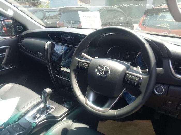Tampak interior Toyota Fortuner facelift yang sudah ada di Indonesia.