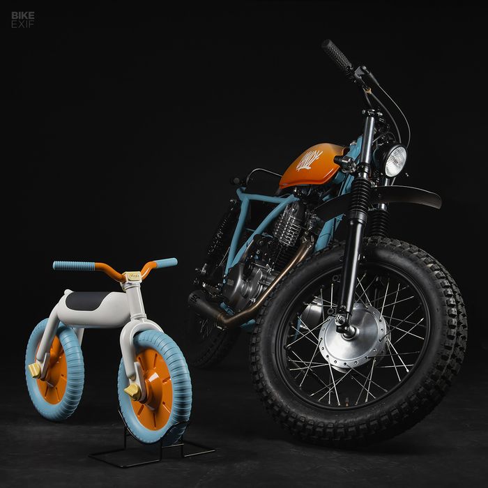 Yamaha SR500 dan sepeda anak buatan Rasmus Steyner Rand&eacute;n