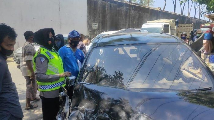 Daihatsu Xenia yang jadi korban kecelakaan beruntun truk trailer di Makassar