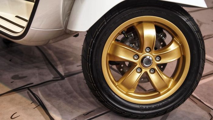 Vespa GTS 300 HPE Racing Sixties