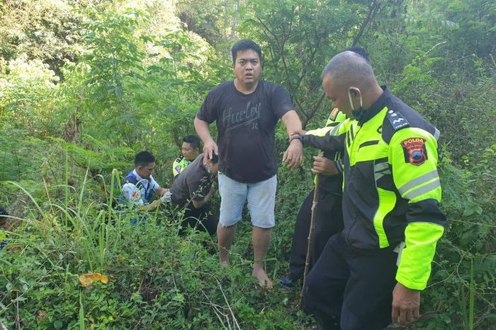 Istimewa Ronald Touwani (38) dievakuasi pihak yang berwenang usai kecelakaan lalu lintas di ruas tol Semarang-Solo.