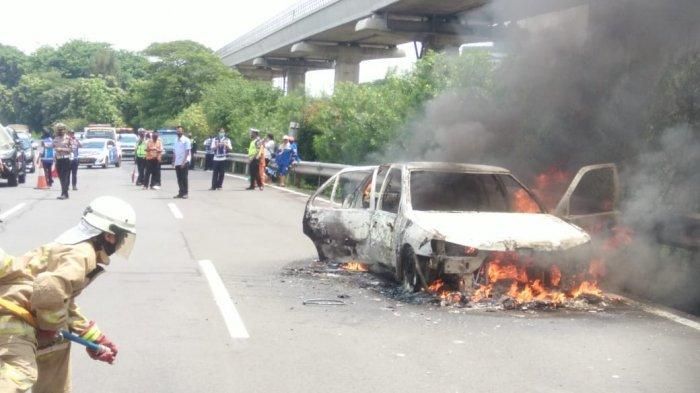 Peugeot 306 ludes dilalap api di Tol Jagorawi