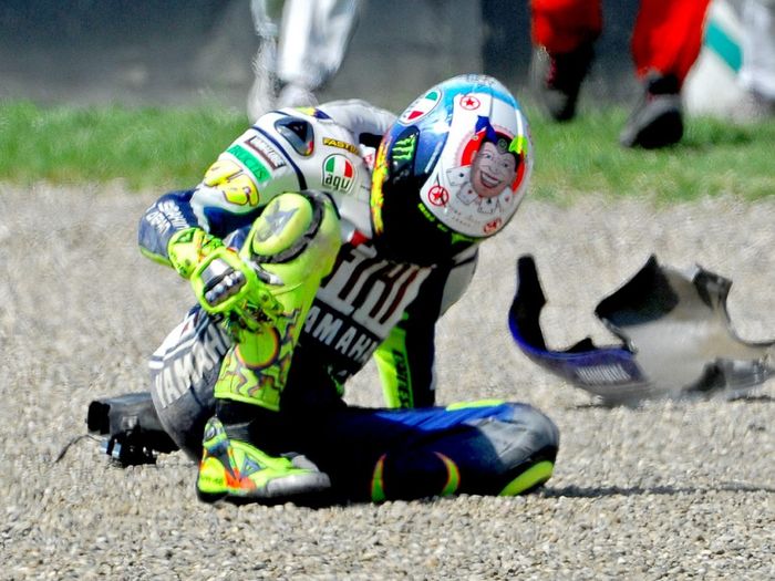 Valentino Rossi crash di MotoGP Italia 2010 dan mematahkan tulang tibia kanannya