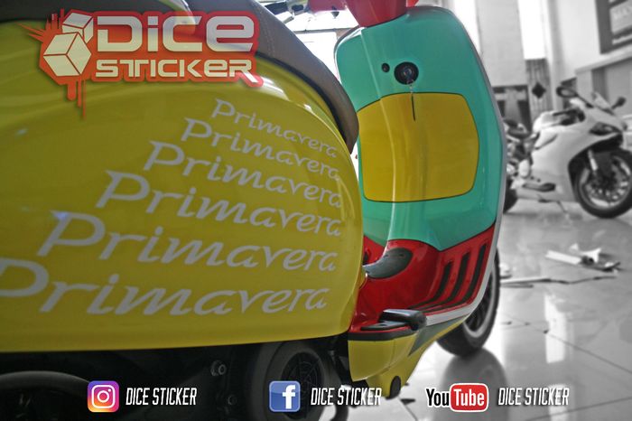 Modal Rp 3 jutaan bisa bikin Vespa Primavera biasa jadi ala Sean Wotherspoon dengan decal stiker sob!