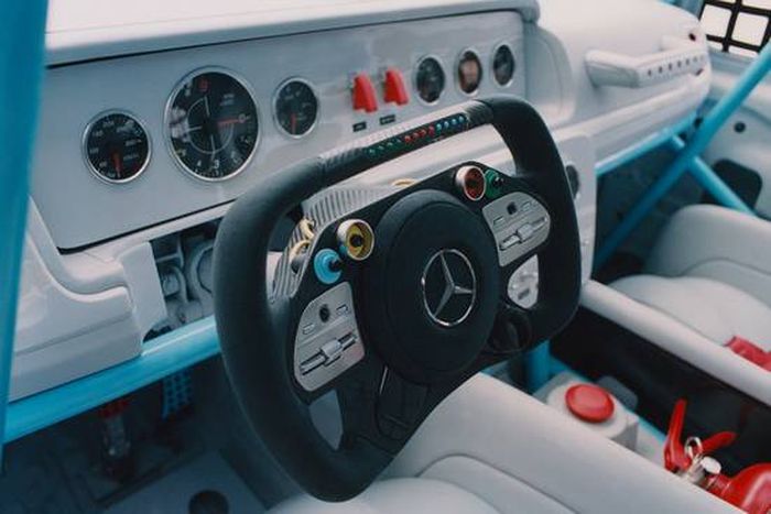 Interior bagian kokpit pada replika Mercedes-AMG G63 karya Virgil Abloh