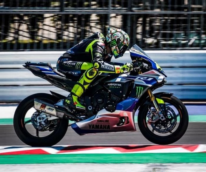 Valentino Rossi akan menggunakan road bike alias motor jalanan atau motor produksi masal Yamaha