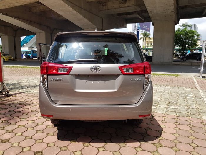 Toyota Kijang Innova facelift model year 2021 yang muncul di salah satu dealer di Vietnam.