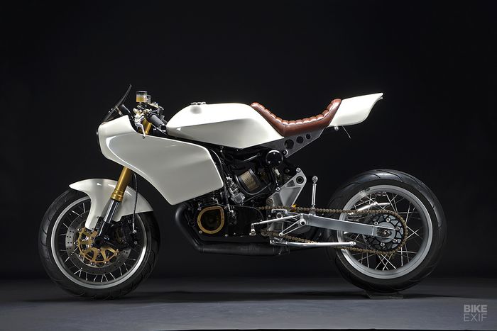Bodi-bodi Suzuki GT380 ini dibuat dari fiberglass dan diberi kelir putih mutiara yang elegan