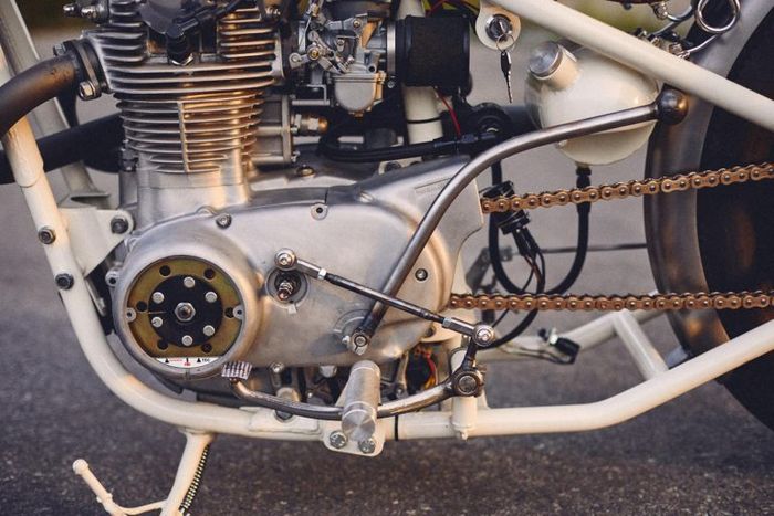 Yamaha XS650 bobber ini pakai suicide shifter dan kopling kaki