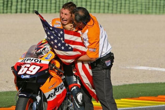 Potret Nicky Hayden semasa hidup. Foto ini menggambarkan saat Hayden menangis haru usai memastikan gealr juara dunia MotoGP di Sirkuti Valencia pada tahun 2006.