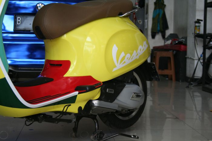 Kreatif, modifikasi Vespa Primavera biasa berubah tampang ala Sean Wotherspoon! 