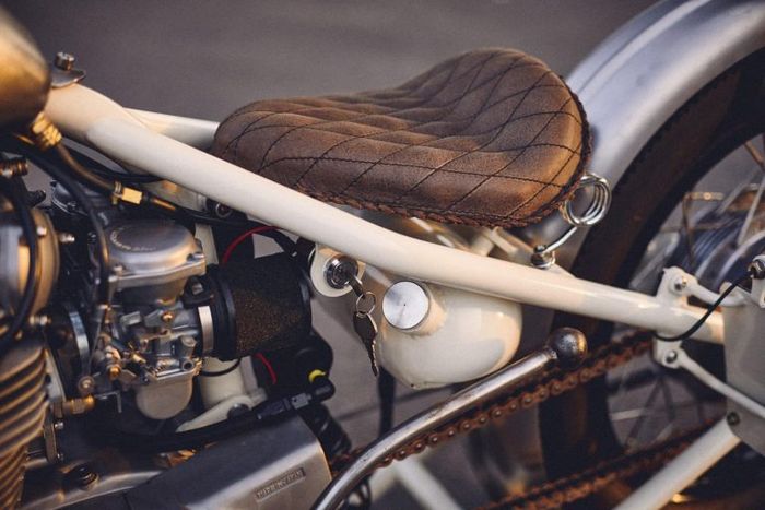 Ada tangki bensin tambahan untuk Yamaha XS650 ini