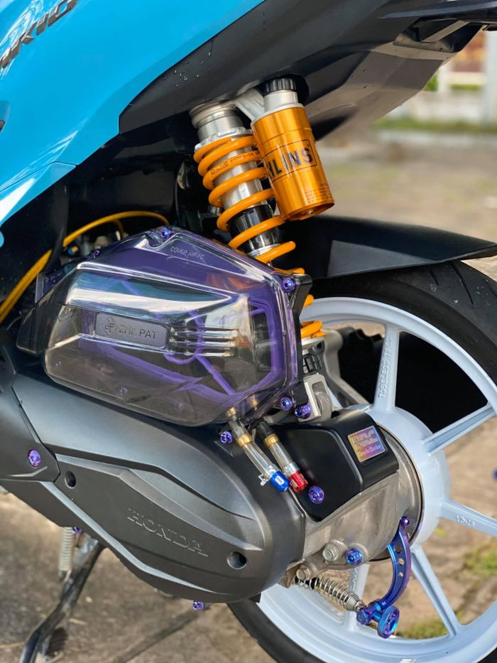 Shock belakang Ohlins dan box filter transparan memberi kesan mewah pada Honda Vario 150 ini
