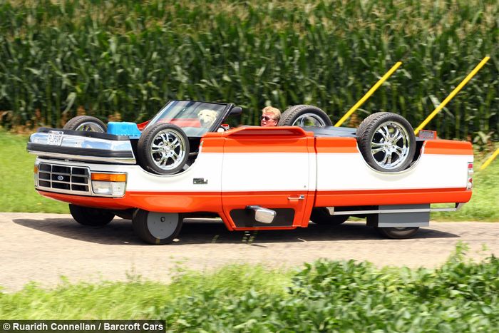 Rick Sullivan saat mengendarai mobilnya yang memiliki tampilan seperti mobil terbalik.