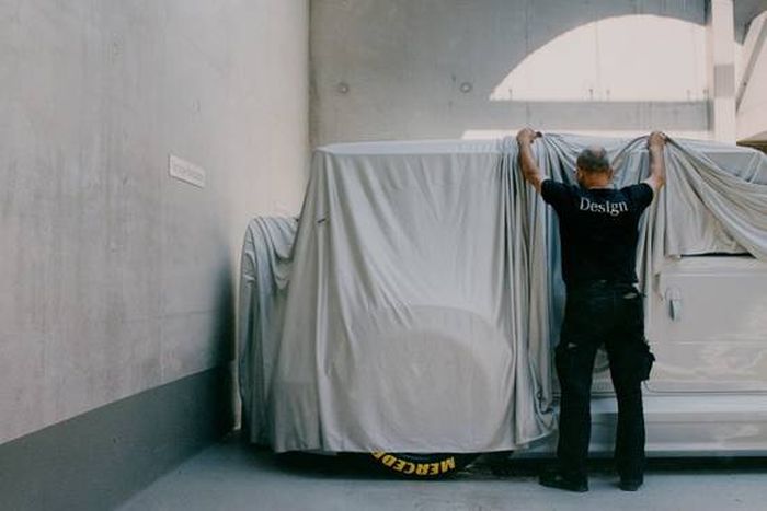 Dari foto ini terliha perbandingan ukuran replika Mercedes-Benz G63 AMG karya Virgil Abloh