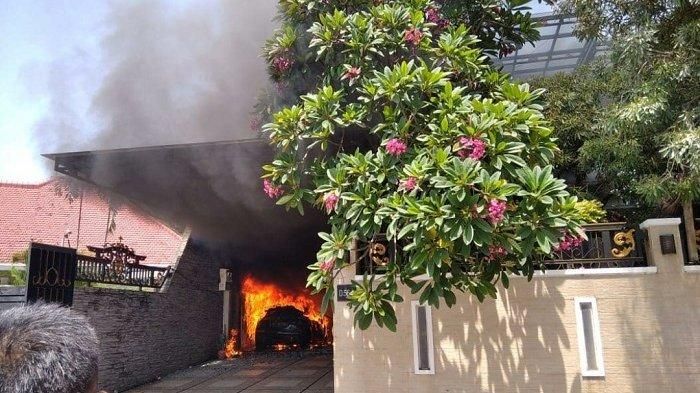 Mobil Mini Cooper terbakar sampai habis di garasi rumah kawasan Menteng, Jakarta Pusat, Senin (5/10/2020).