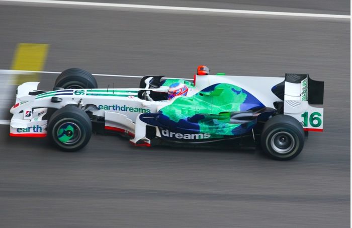 Mobil tim Honda RA108 di F1 2008.