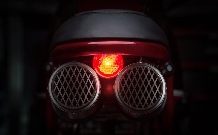 Stoplamp dan mufflernya BMW F650 ini berdampingan apik