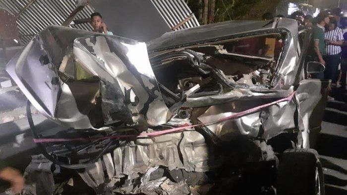 Kondisi Honda Jazz usai dihantam truk tangki di jalan menurun kota Kupang, NTT