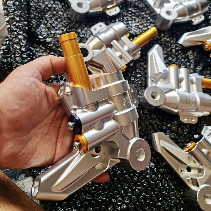 Bottom shock buatan Horsemotohsop, desainnya dilengkapi tabung dan ada setelan ala compression dan rebound