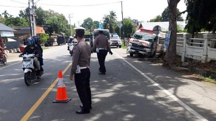 Ambulans Toyota Hiace yang mengangkut pasien Covid-19 kecelakaan tunggal tersangkut parit diantara pohon dan tembok masjid