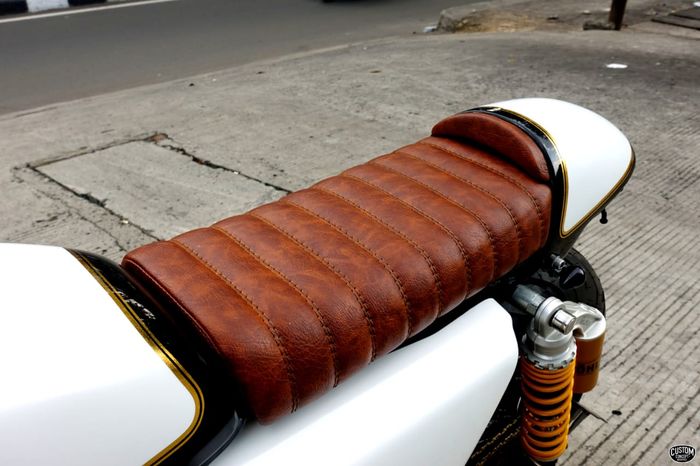 Bagian belakang W175 cafe racer ini disesuaikan dengan konsepnya yang cafe racer.