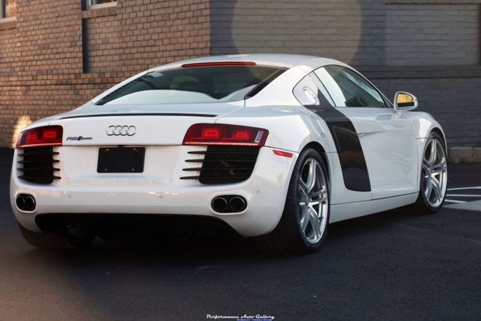 Eddie Van Halen pernah memiliki Audi R8 V8 yang mempunyai tampilan sporty dan timeless