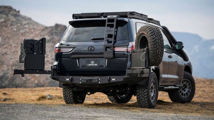 Buritan jadi unik dengan ban cadangan menggantung dan ada breket tangki air dan tangga