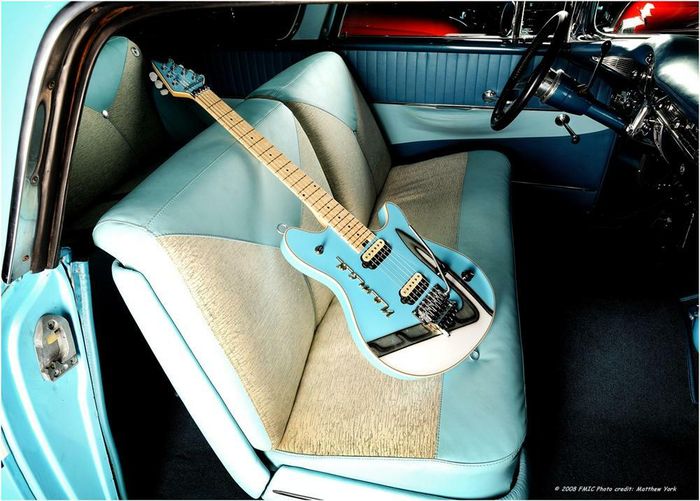 warna bodi Chevrolet Nomad Station Wagon Eddie Van Halen sama dengan gitar EVH Wolfgang edisi pertama
