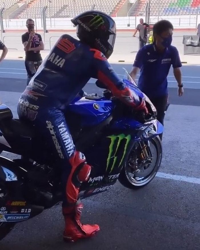 Jorge Lorenzo meninggalkan garasi tim Yamaha di sesi tes MotoGP Portugal 2020.