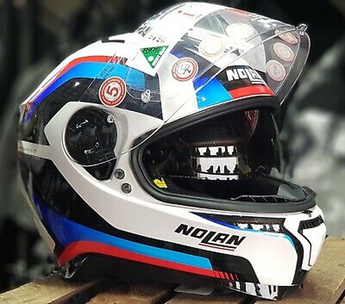 Helm full face dengan double visor banyak tersedia untuk helm harian dan turing 