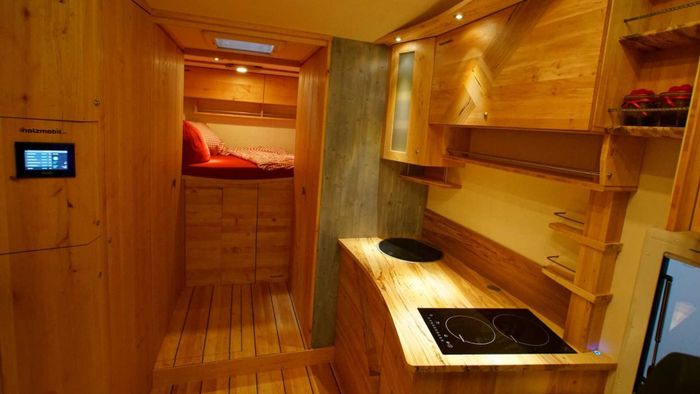 Ada kompor dan juga tempat tidur