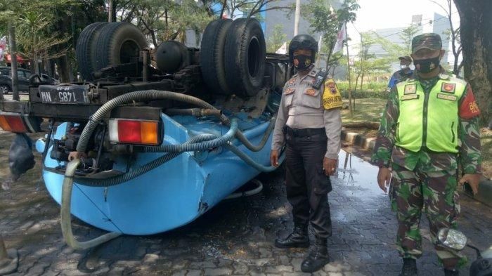 Truk penyiram tanaman terbalik di Jalan Puri Anjasmoro di Kelurahan Tawangsari Kecamatan Semarang Barat atau di depan PRPP , Kamis (8/10/2020).