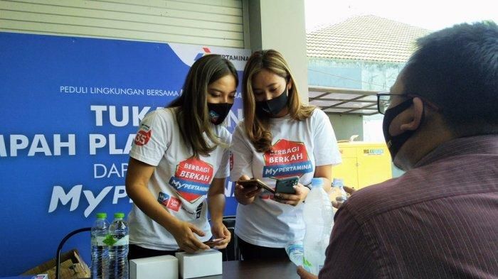 Petugas Pertamina Temanggung menerima sampah botol plastik dari warga untuk ditukarkan saldo Rupiah, Kamis (8/10/2020). (TRIBUN BANYUMAS/SAIFUL MA'SUM)