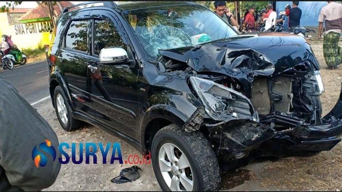 Kondisi Toyota Rush setelah ditabrak Honda Supra X 125 yang dibuat wheelie bocah 15 tahun di jalan raya Pamekasan-Sumenep