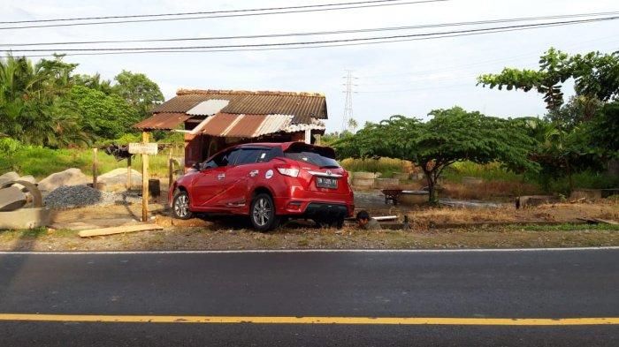 Toyota Yaris nyelonong sendiri saat ditinggal pengemudi beli pulsa di Selindung, Pangkalpinang, Bangka Belitung