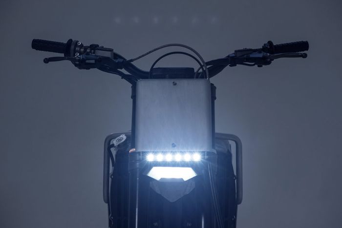 Number plate dengan headlamp LED menguatkan kesan street tracker